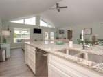 Spacious counter tops in the kitchen